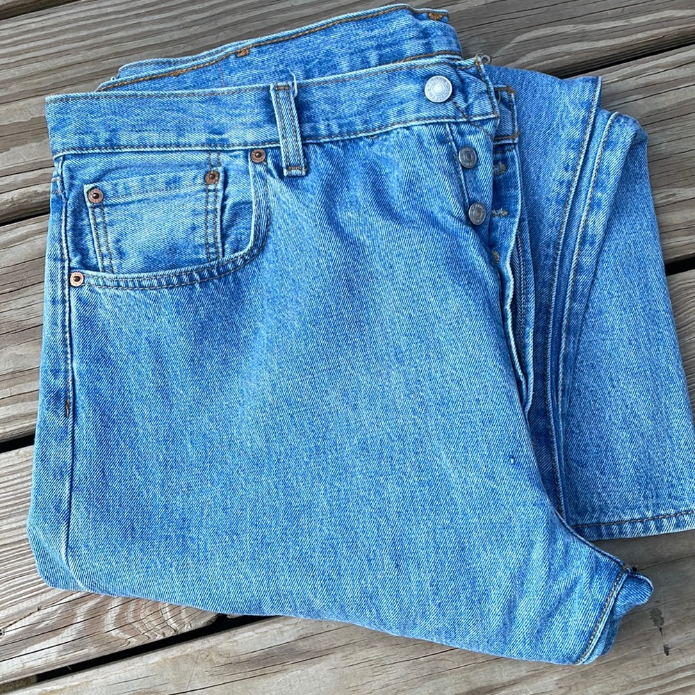 Levi’s light wash button fly jeans